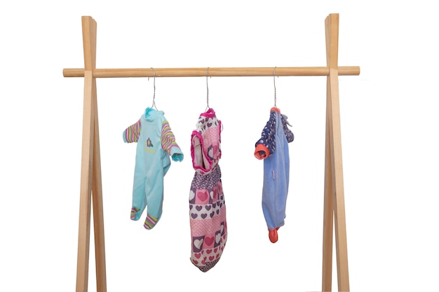 Vêtements de bébé suspendus sur un rackdressing placard avec des vêtements disposés sur des cintresarmoire colorée nouvelle