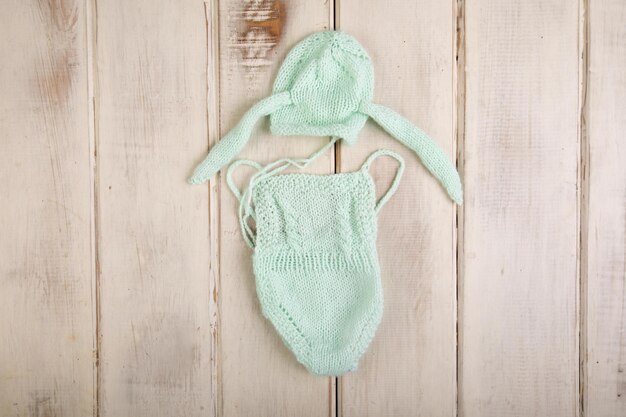 Des vêtements de bébé en tricot pour bébé fille avec le mot lapin sur le devant.