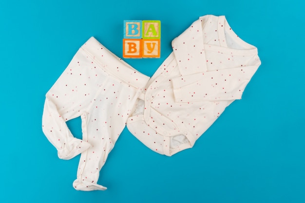 Vêtements de bébé sur la vue de dessus bleue