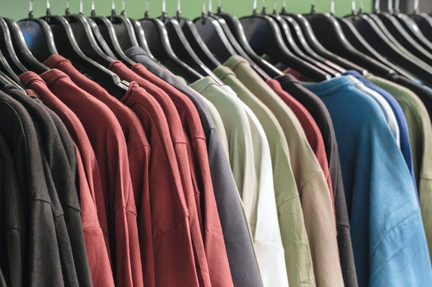 Photo vêtements à capuche de mode sur un porte-vêtements close-up du choix de la couleur de l'arc-en-ciel vêtement féminin sur des couvertures dans un placard d'un magasin de vêtements armoire d'été à la maison