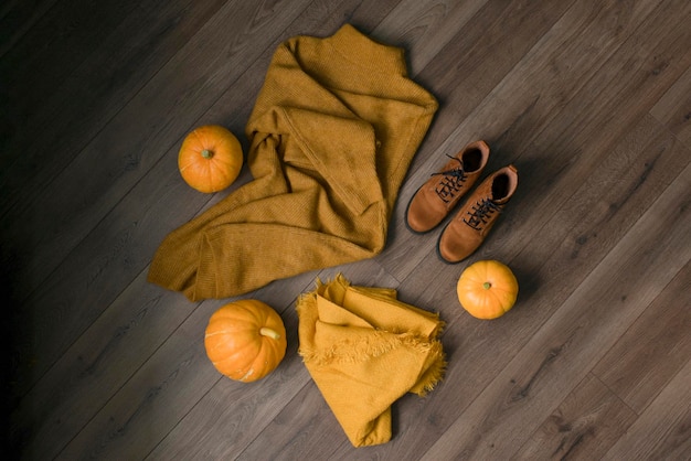 Vêtements chauds d'automne et citrouilles