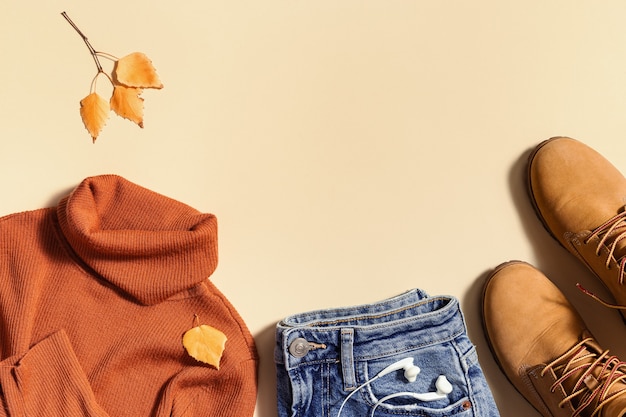 Vêtements chauds d'automne à plat, chaussures rouges à la mode, pull en tricot ou jean bleu à col roulé