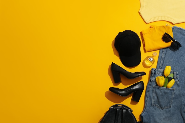 Photo vêtements, chaussures et accessoires féminins sur fond jaune