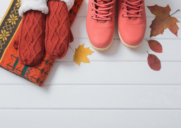 Vêtements et chaussures d'hiver sur une table en bois