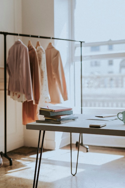 Vêtements sur cintre dans une boutique