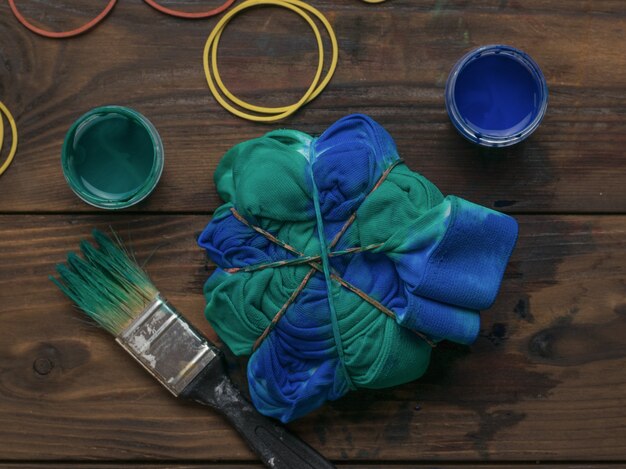 Vêtements de coloration dans le style de teinture de cravate avec une couleur bleu-vert. Tissu de teinture dans le style tie dye.