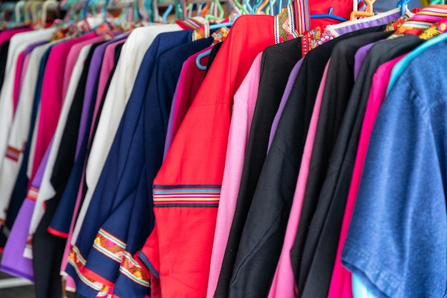 Vêtements colorés en coton suspendu à un rail en magasin