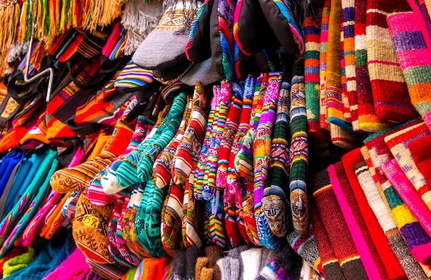 Vêtements colorés dans le magasin de souvenirs