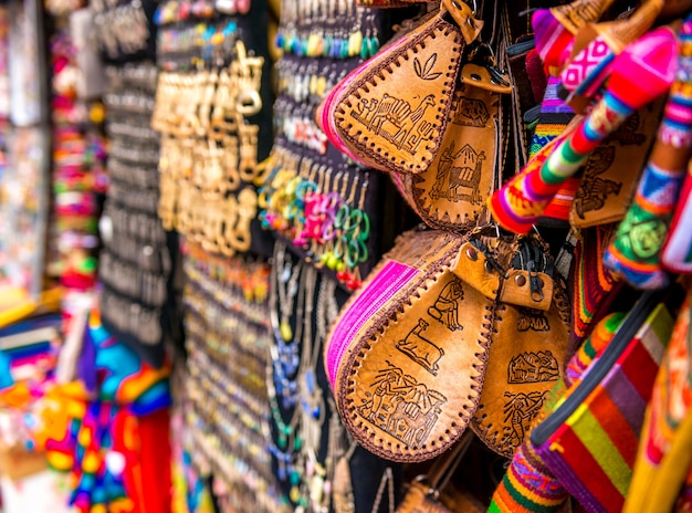 Vêtements colorés dans le magasin de souvenirs