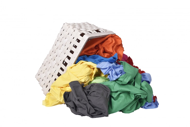 Photo vêtements colorés renversés d&#39;un panier en bois