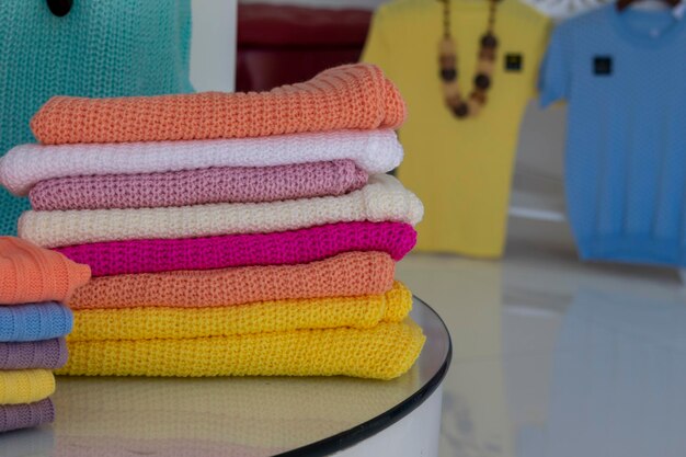 Des vêtements colorés à vendre