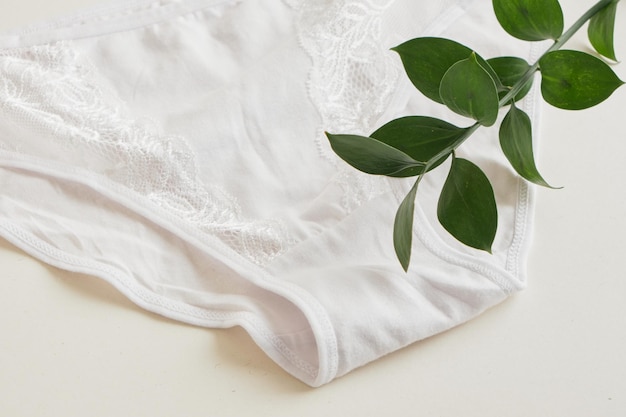 Photo vêtements confortables et sains culotte femme blanche et matériaux alternatifs naturels végétaux pour coudre des vêtements