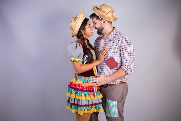 Vêtements de couple brésilien de festa junina arraial festa de sao joao petit ami et petite amie s'embrasser stand amour échange d'affection