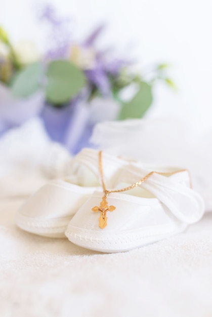 Photo des vêtements et une croix pour le baptême du bébé