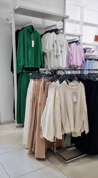 Vêtements dans le magasin. La forme.