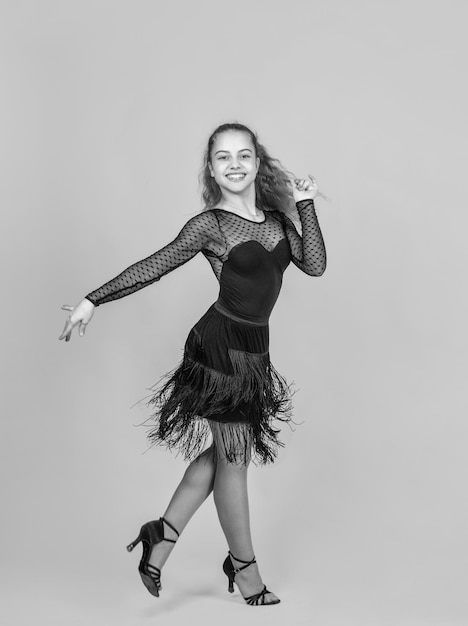 Vêtements de danse si émotionnels vêtements de mode école de danse adolescente danseuse de salon enfant dansant en robe noire enfant dans la danse pose professionnelle slowfox et quickstep valse et tango