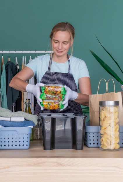 Vêtements don de charité femme produit aide coffret cadeau paquet de soins