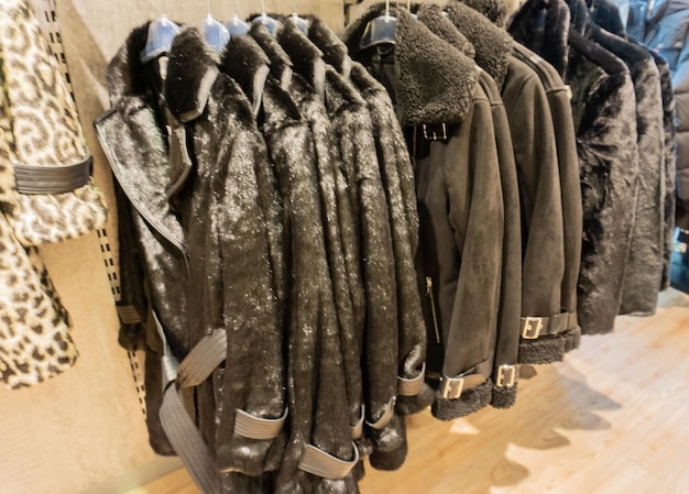 Vêtements exposés dans le magasin