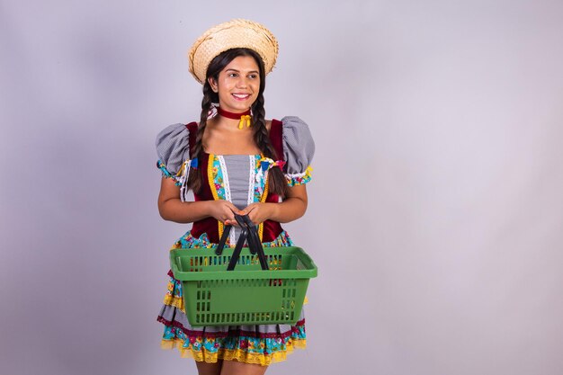 Vêtements femme brésilienne de Festa Junina Arraial Festa de Sao Joao à l'aide de panier Supermarché