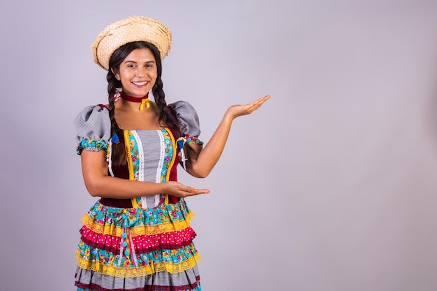 Vêtements femme brésilienne de Festa Junina Arraial Festa de Sao Joao présentant un produit ou une publicité publicitaire soulignant