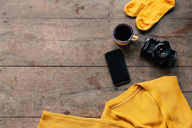 Vêtements d'hiver et équipement moderne isolés sur table en bois avec espace de copie