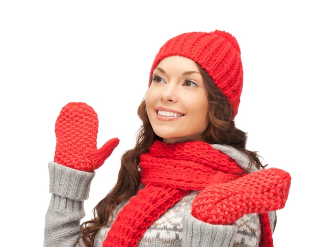 vêtements d'hiver, noël, vacances et concept de personnes - femme asiatique souriante en chapeau rouge, écharpe et mitaines sur fond blanc