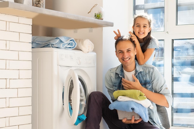 vêtements de lessive familial multiethnique décontracté heureux à la maison