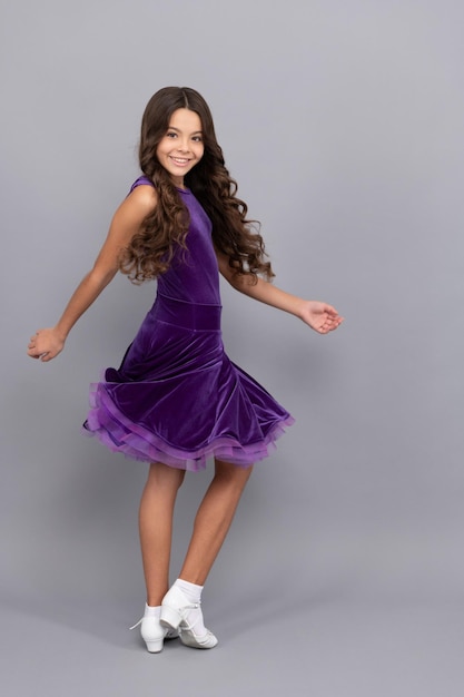 Vêtements de mode vêtements de danse adolescente heureuse danseuse de salon junior enfant en robe de danse violette école de danse pleine longueur d'enfant aux cheveux bouclés beauté et mode enfance heureuse