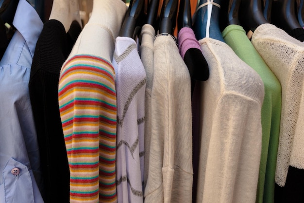 Photo vêtements multicolores en gros plan dans un magasin