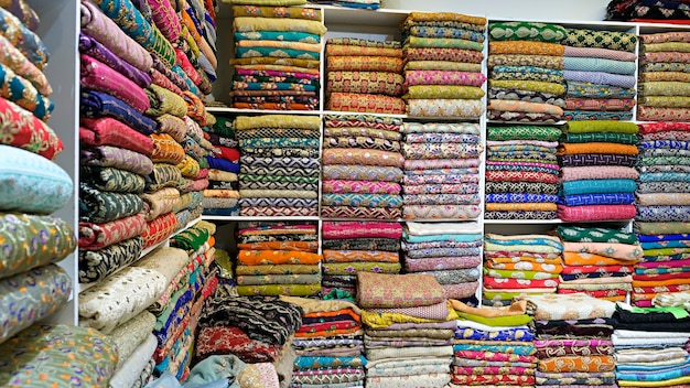 vêtements multicolores orientaux empilés en magasin