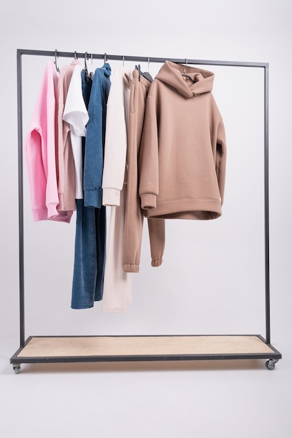 Vêtements pastel de mode minimal pour femmes. T-shirts féminins élégants, sweat à capuche, pantalon sur cintre