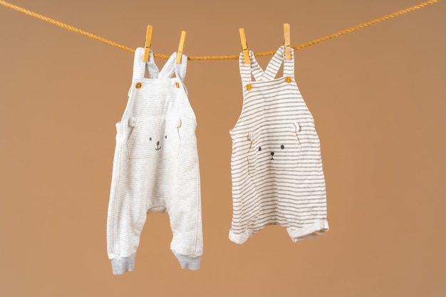 Vêtements pour enfants épinglés sur une corde à linge pour sécher