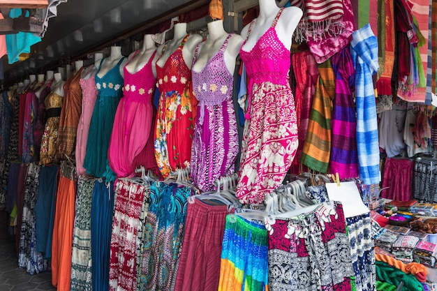 Vêtements pour femmes sur un marché de rue