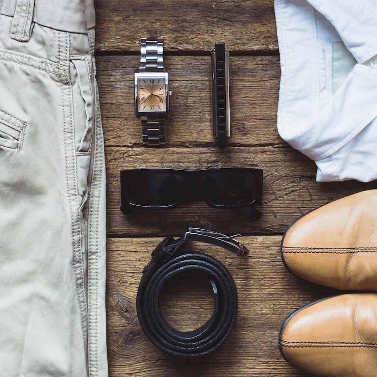 Photo vêtements pour hommes et accessoires sur planche de bois. vue de dessus