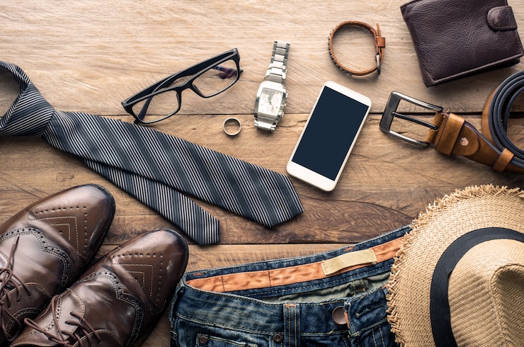 Photo vêtements pour hommes sur le plancher en bois