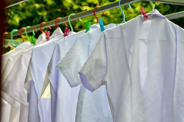 Photo vêtements à sécher sur la corde à linge