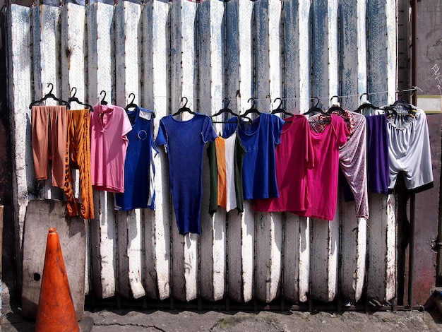 Photo vêtements à sécher sur la corde à linge