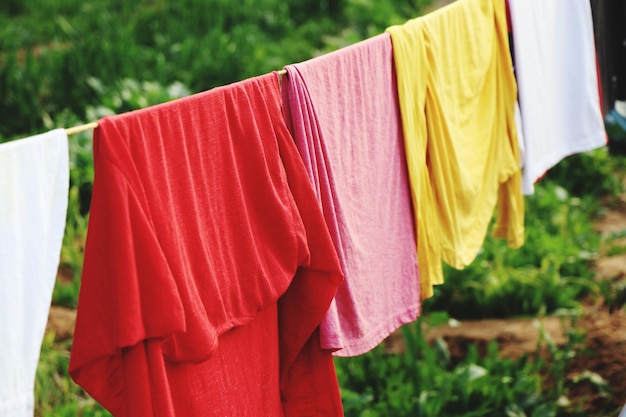 Photo les vêtements sont séchés sur la corde à linge.