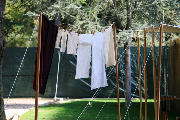 Photo les vêtements sont séchés sur la corde à linge.