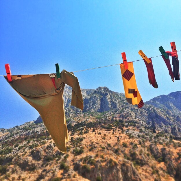 Photo les vêtements sont séchés sur la corde à linge.