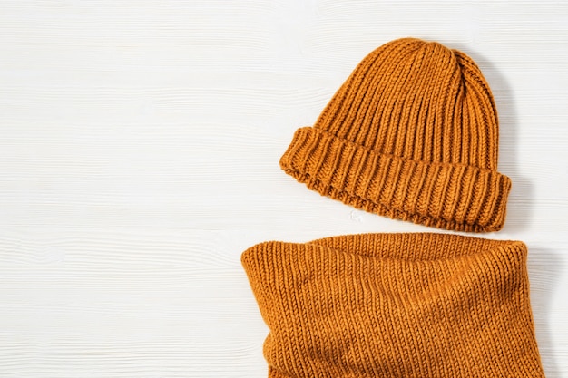 Vêtements Tricotés à La Mode, Couleurs Orange Vif, Chapeau Chaud, écharpe Douce Et Confortable Snood Sur Bois Blanc