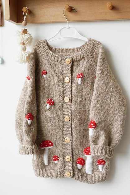 Vêtements tricotés pour bébé Pull tricoté à la main avec champignons agaric tue-mouche Veste avec broderie