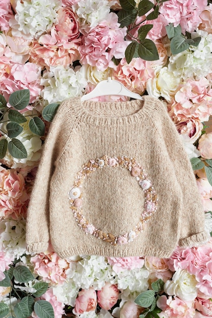 Vêtements tricotés pour bébé Pull tricoté à la main avec des fleurs Veste avec broderie