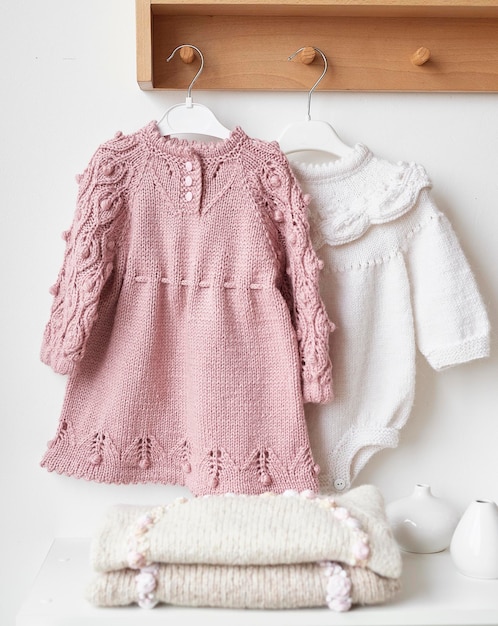 Vêtements tricotés pour bébé Vêtements tricotés à la main avec broderie