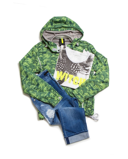 Vêtements de ville décontractés pour hommes sur fond blanc. Sweat , T-shirt et jean