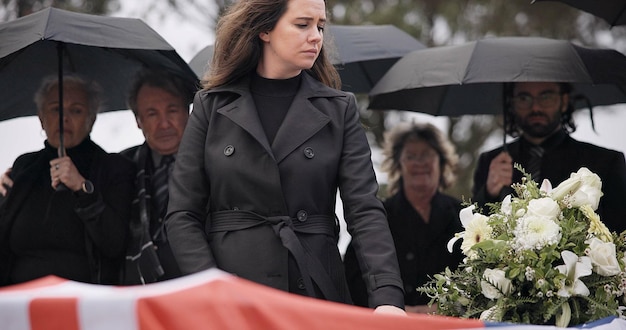 Vétéran des États-Unis femme funéraire et triste de toucher le cercueil famille et drapeau avec deuil dépression et respect veuve gens et service militaire avec cercueil enterrement et pleurer pour le héros de guerre à Philadelphie