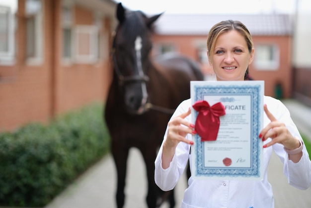 Le vétérinaire détient un certificat médical pour un cheval pur-sang