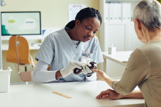 Vétérinaire femelle examinant le reptile