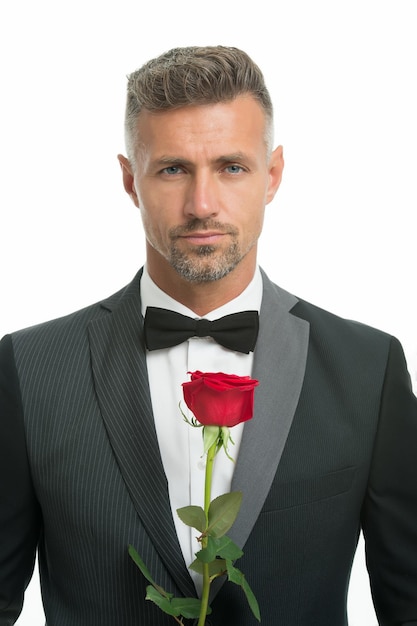 Veux-tu m'épouser. salutation de la Saint-Valentin. costume noir bel homme. homme à la date d'amour. Cravate noire pour soirée privée. homme de smoking avec rose. Joyeuse saint Valentin. Noeud papillon avec rose. engagement.