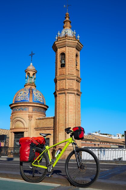 Via de la plata à vélo au pont Isabel II Triana à Séville